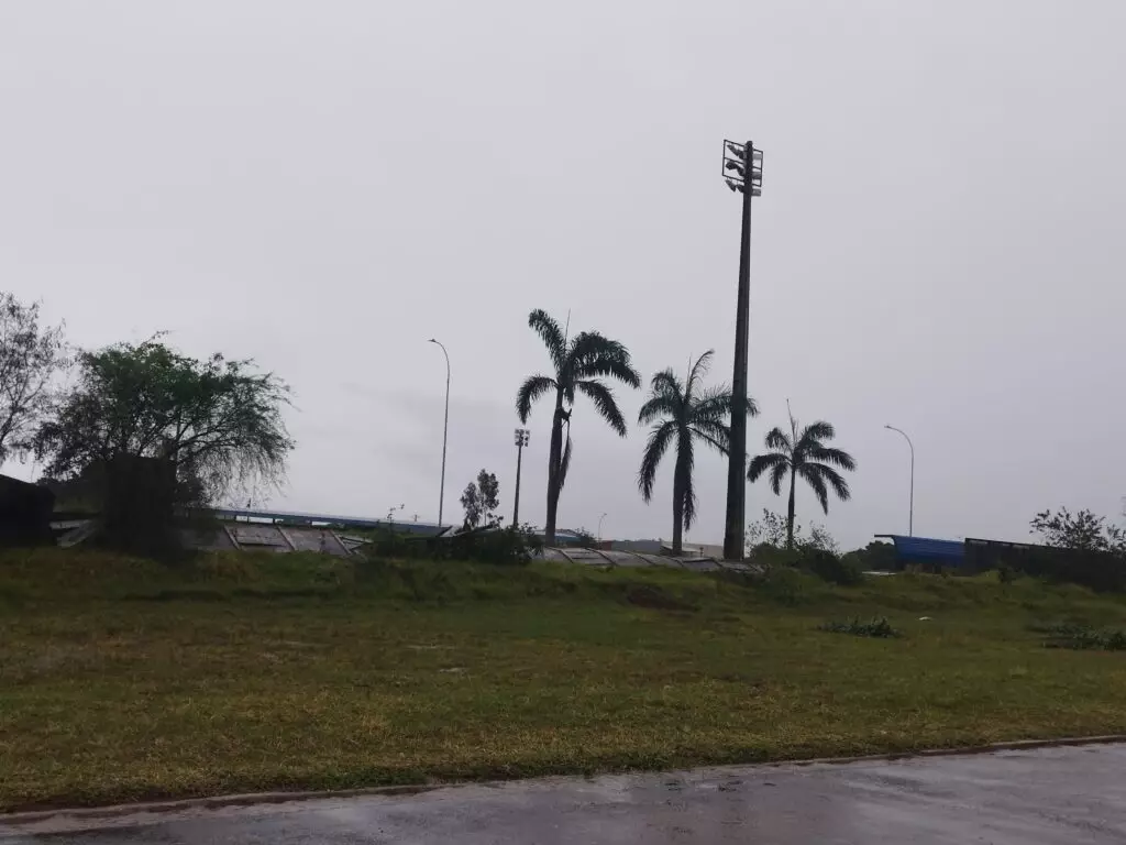 Temporal causa danos e deixa grande parte da cidade sem energia em Amambai