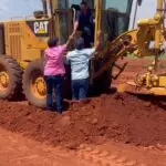 Legislativo de Paranhos: vereadores acompanham manutenção em estrada de acesso à comunidade rural