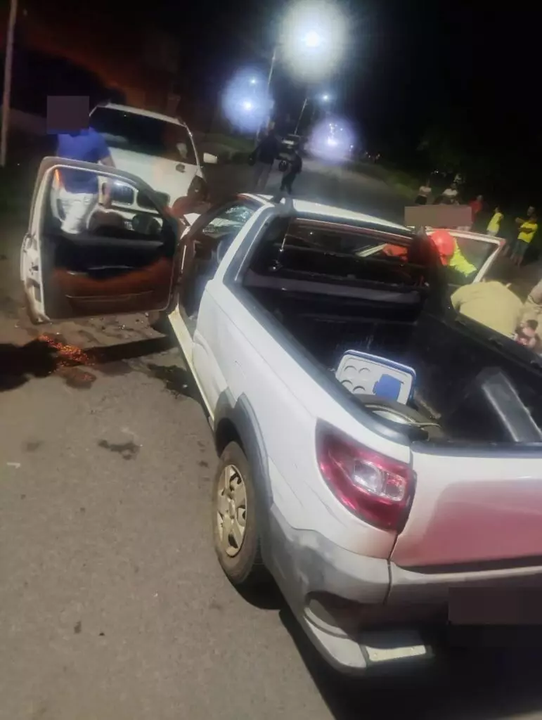 Bombeiros socorrem vítimas de acidente em Amambai Bombeiros socorrem vítimas de acidente em Amambai