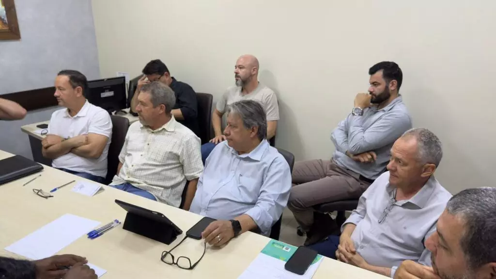 Reunião entre prefeitura Câmara e Governo do Estado discutiu ações do MS Ativo em Sete Quedas Reunião entre prefeitura Câmara e Governo do Estado discutiu ações do MS Ativo em Sete Quedas
