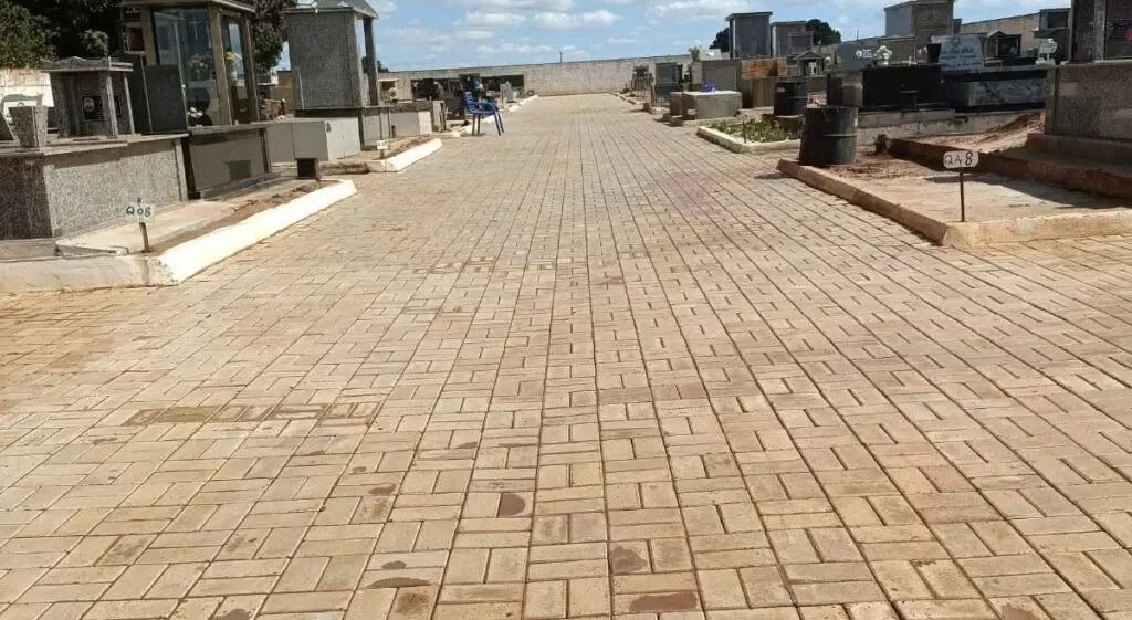 Prefeitura intensifica limpeza e organização do Cemitério Municipal de Itaquiraí