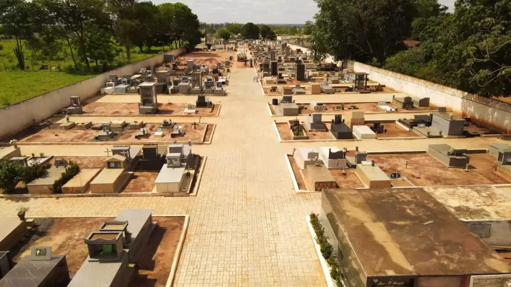 Prefeitura intensifica limpeza e organização do Cemitério Municipal de Itaquiraí