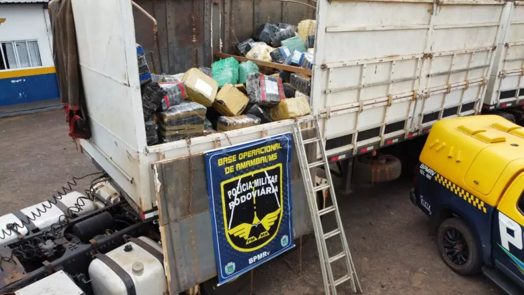 PMR apreende mais de 20 toneladas de maconha escondidas em carga de milho em Amambai PMR apreende mais de 20 toneladas de maconha escondidas em carga de milho em Amambai
