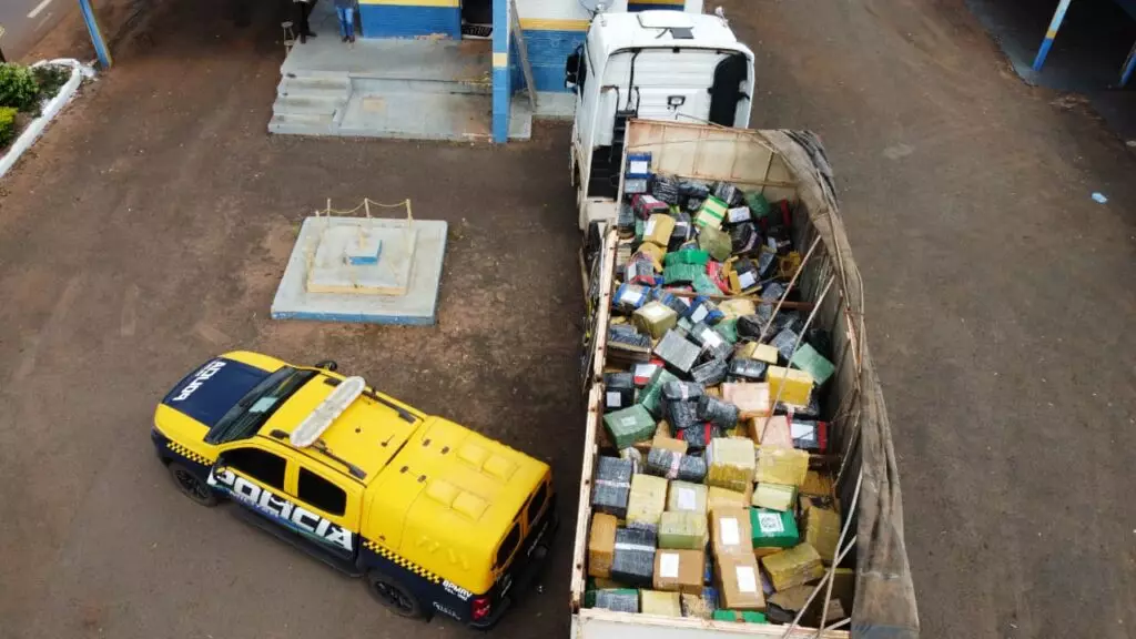 PMR apreende mais de 20 toneladas de maconha escondidas em carga de milho em Amambai PMR apreende mais de 20 toneladas de maconha escondidas em carga de milho em Amambai