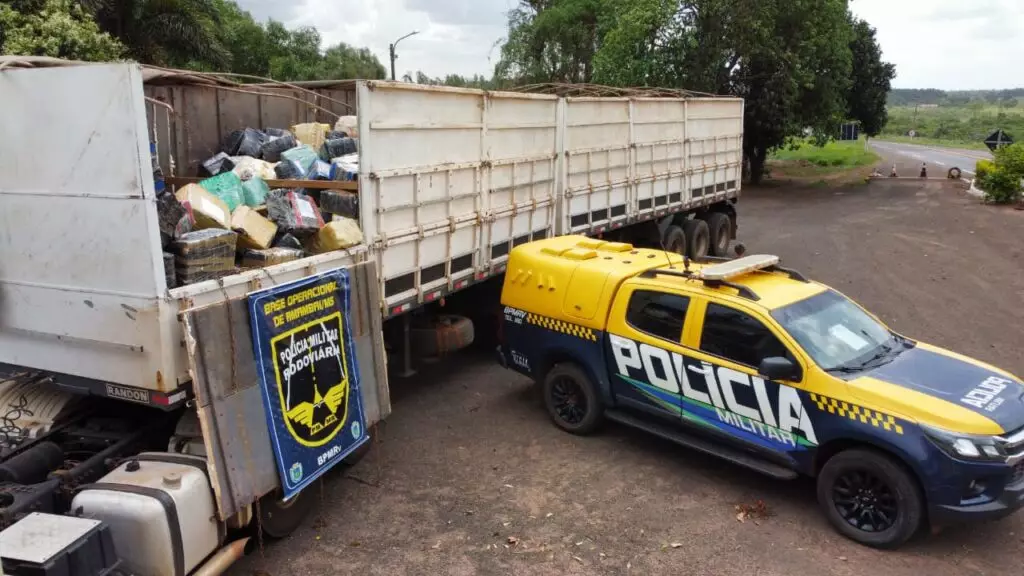 PMR apreende mais de 20 toneladas de maconha escondidas em carga de milho em Amambai PMR apreende mais de 20 toneladas de maconha escondidas em carga de milho em Amambai