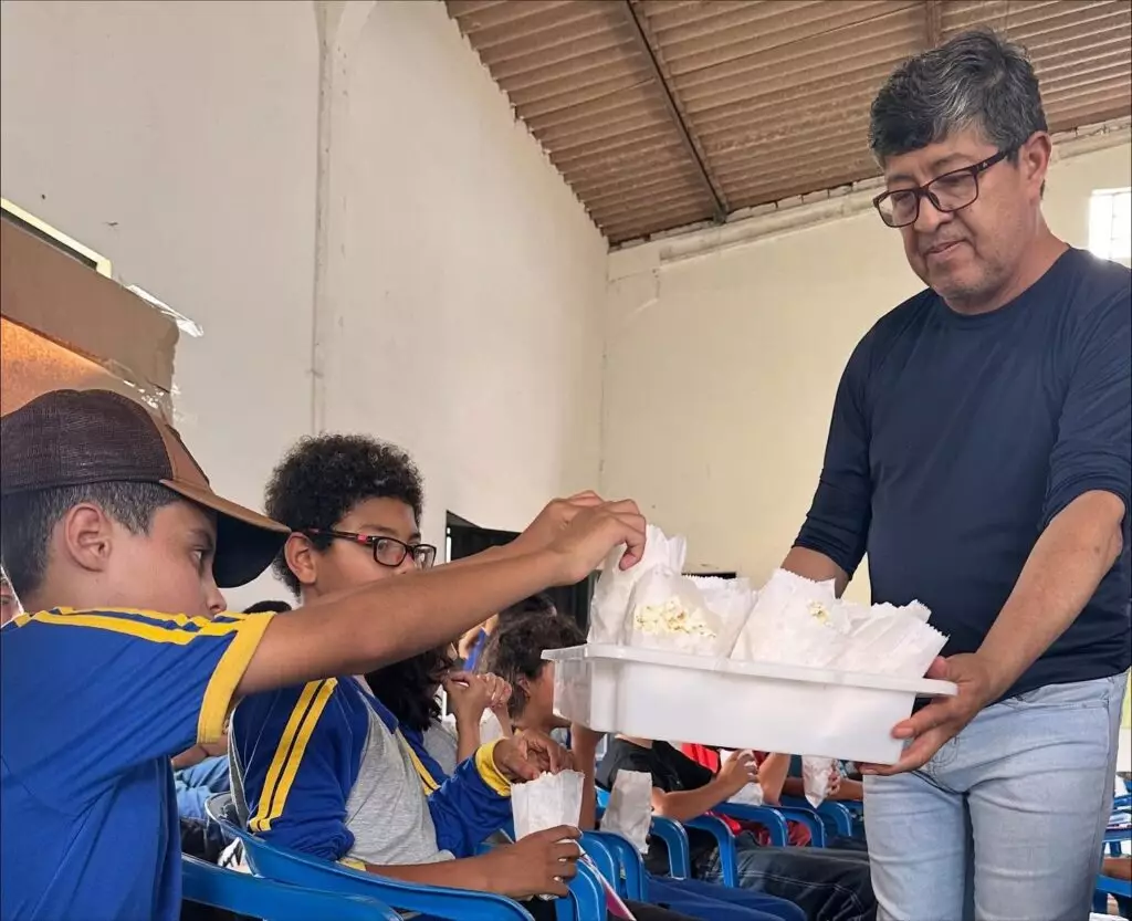 Iguatemi: Cinema Itinerante proporcionou manhã especial para estudantes e comunidade do Assentamento Rancho Loma Iguatemi: Cinema Itinerante proporcionou manhã especial para estudantes e comunidade do Assentamento Rancho Loma