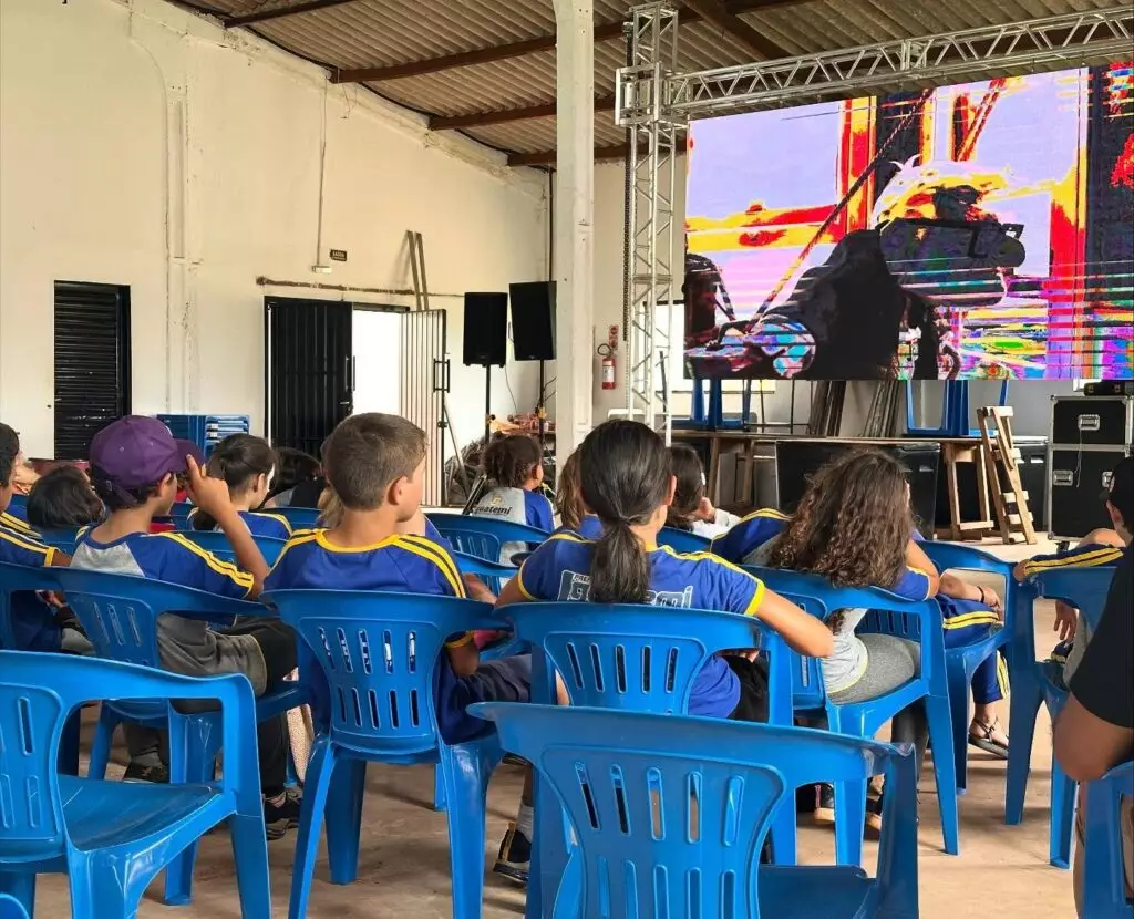 Iguatemi: Cinema Itinerante proporcionou manhã especial para estudantes e comunidade do Assentamento Rancho Loma Iguatemi: Cinema Itinerante proporcionou manhã especial para estudantes e comunidade do Assentamento Rancho Loma