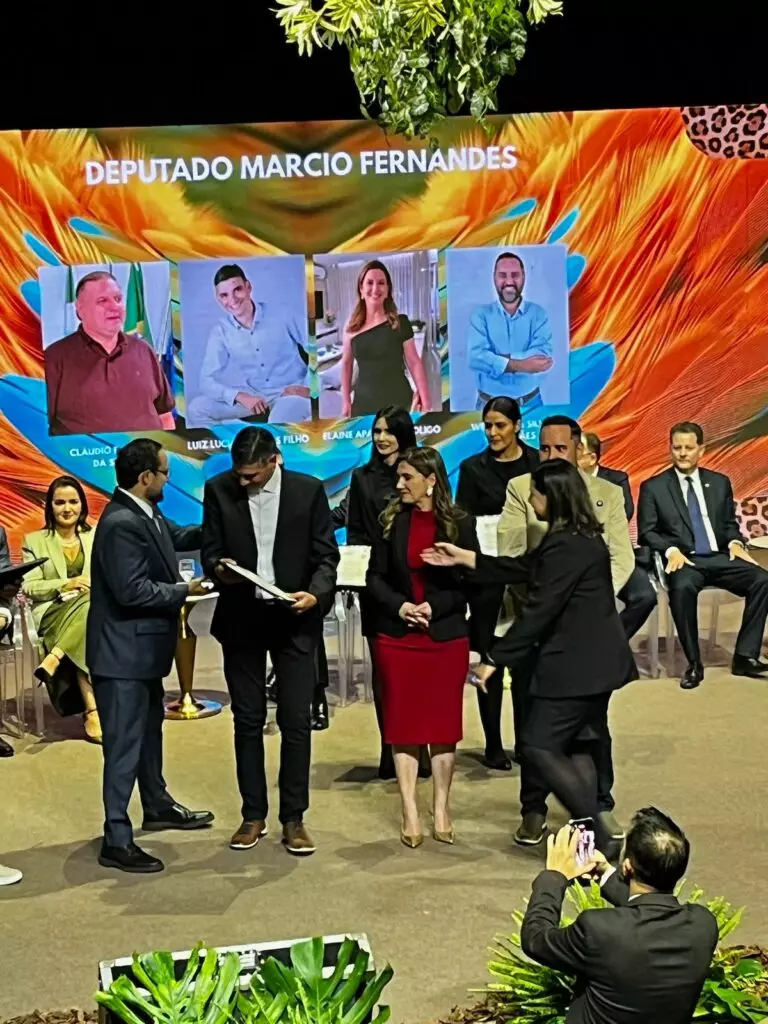Aral Moreira: Prefeita Elaine Soligo recebe título de "Cidadã Sul-Mato-Grossense" em Campo Grande Aral Moreira: Prefeita Elaine Soligo recebe título de "Cidadã Sul-Mato-Grossense" em Campo Grande