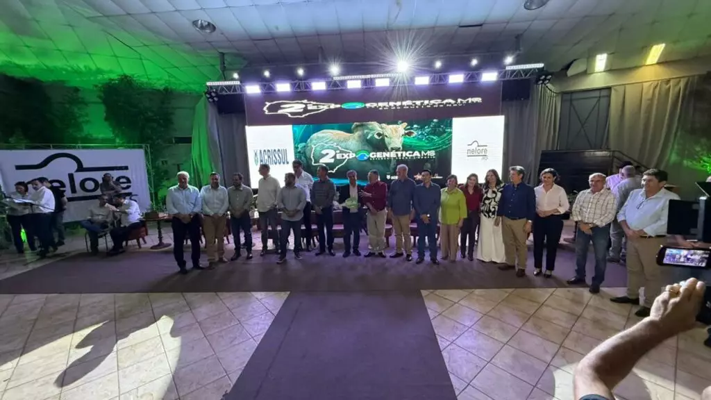 Caarapó reforça frota municipal e infraestrutura rural com nova retroescavadeira conquistada por meio de emenda do senador Nelsinho Trad Caarapó reforça frota municipal e infraestrutura rural com nova retroescavadeira conquistada por meio de emenda do senador Nelsinho Trad