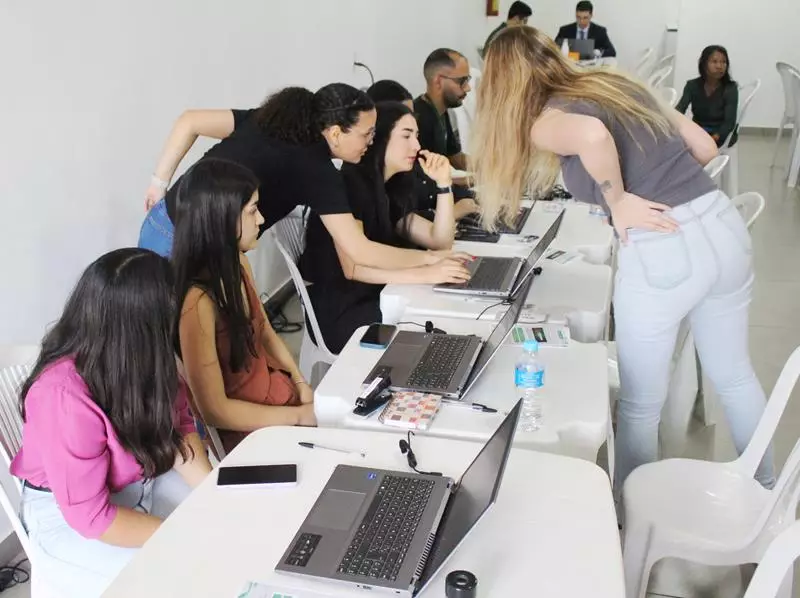 Em atenção a pedido da vereadora Suzana, Van dos Direitos e Justiça Itinerante atenderam mais de 250 pessoas nesta sexta em Amambai Em atenção a pedido da vereadora Suzana, Van dos Direitos e Justiça Itinerante atenderam mais de 250 pessoas nesta sexta em Amambai