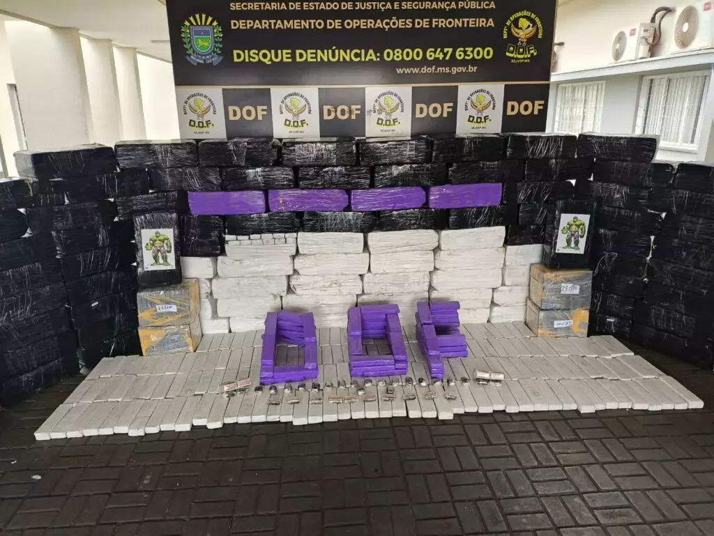 DOF recupera duas caminhonetes furtadas e apreende quase 3,7 toneladas de drogas em bairro de Caarapó