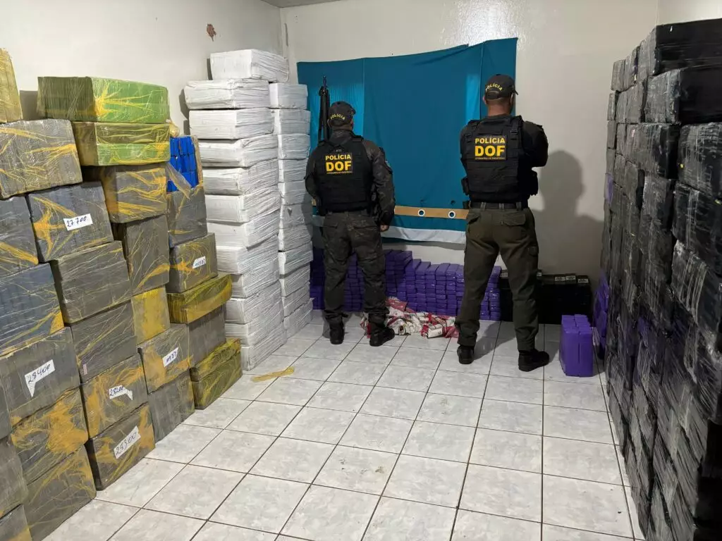 DOF recupera duas caminhonetes furtadas e apreende quase 3,7 toneladas de drogas em bairro de Caarapó
