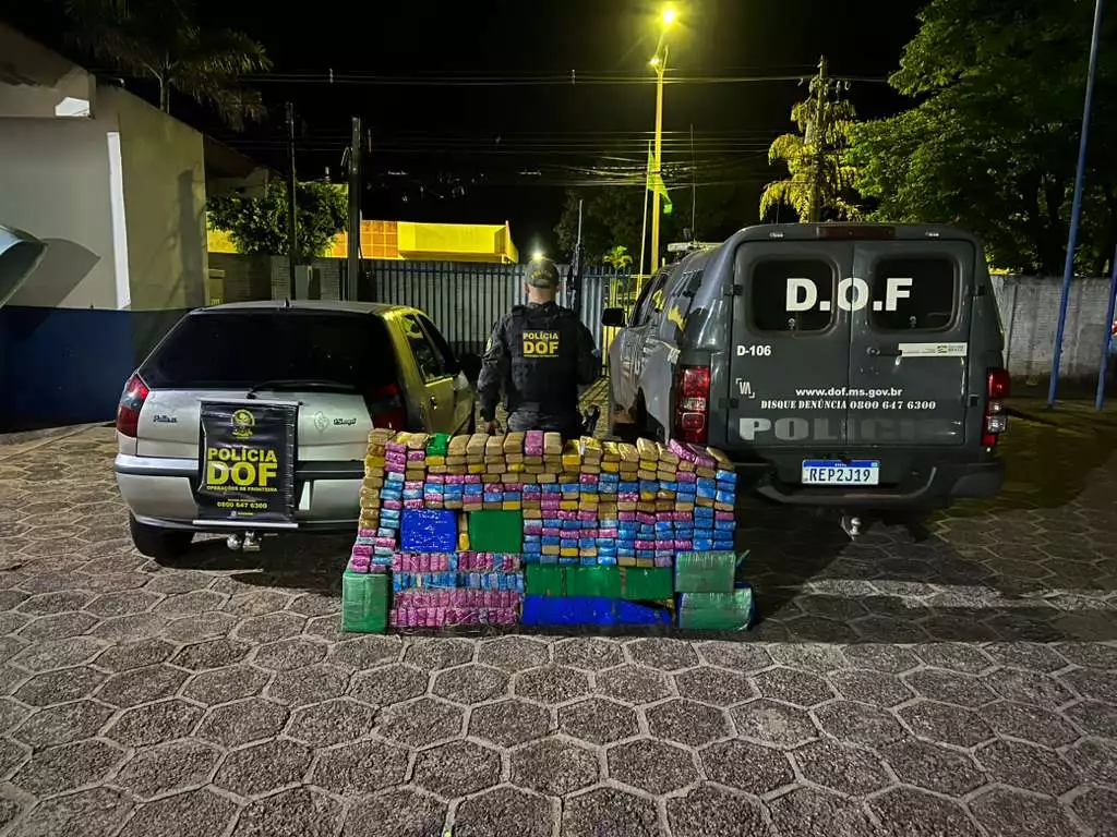 DOF recupera carro furtado com mais de 380 quilos de drogas em Amambai
