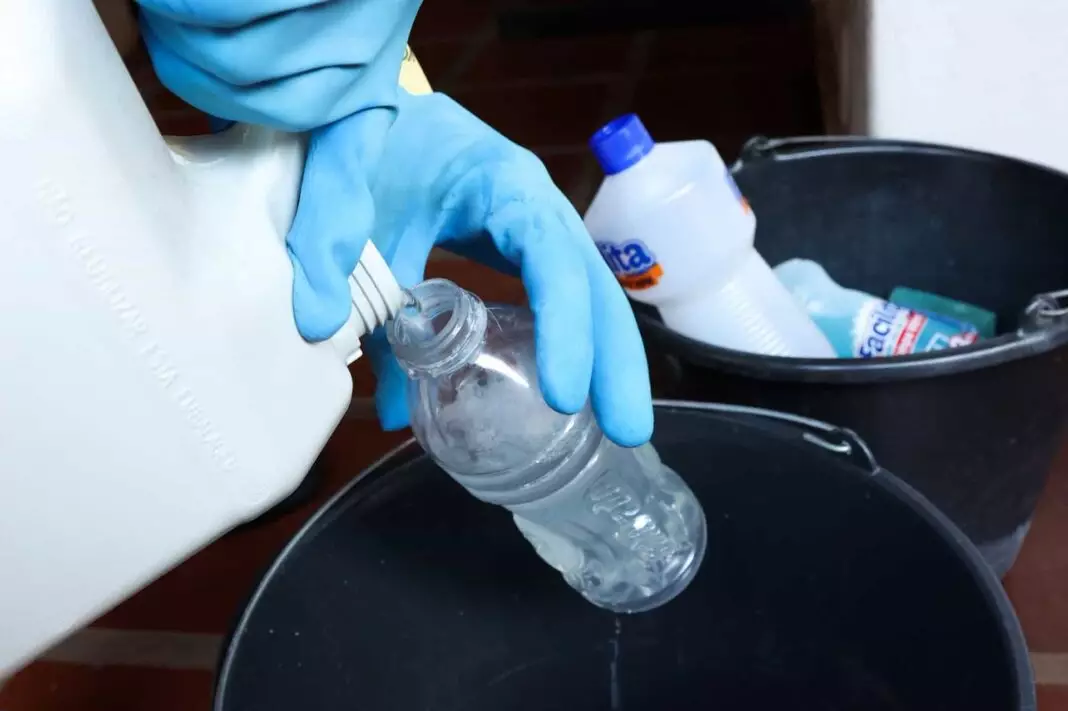 Mistura-de-produtos-de-limpeza-Madu-Livramento-2