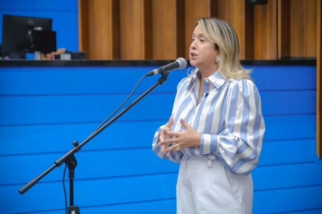 Famílias atípicas questionam decreto de inclusão e ganham apoio de Lia Nogueira