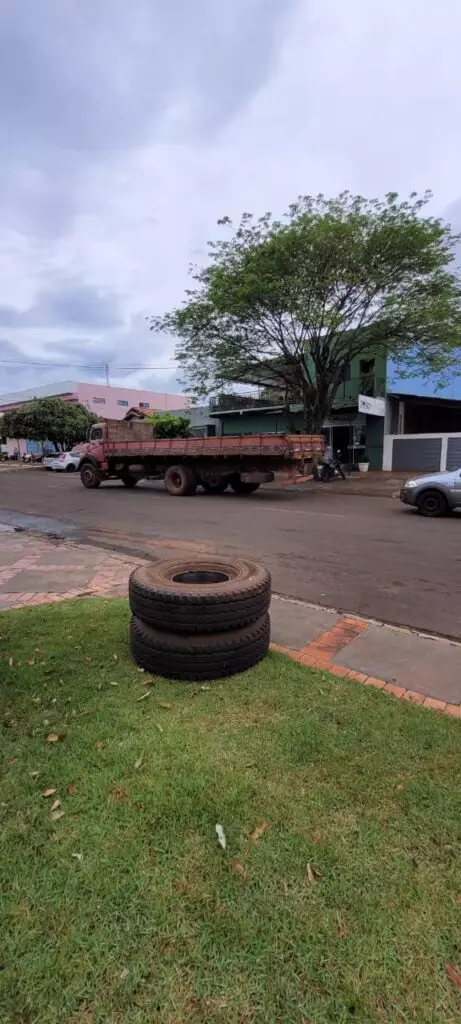 Caminhão solta roda em via pública em Amambai