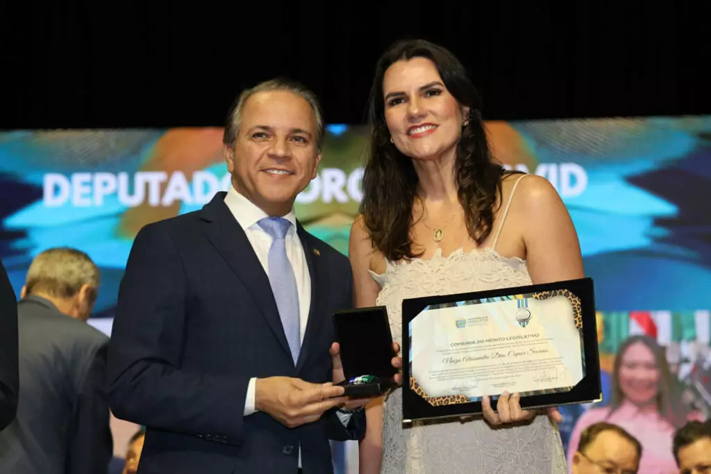 Naviraí: Prefeito Rodrigo Sacuno, vice Telma e 1ª dama Naiza Capucci são condecorados na AL/MS Naviraí: Prefeito Rodrigo Sacuno, vice Telma e 1ª dama Naiza Capucci são condecorados na AL/MS