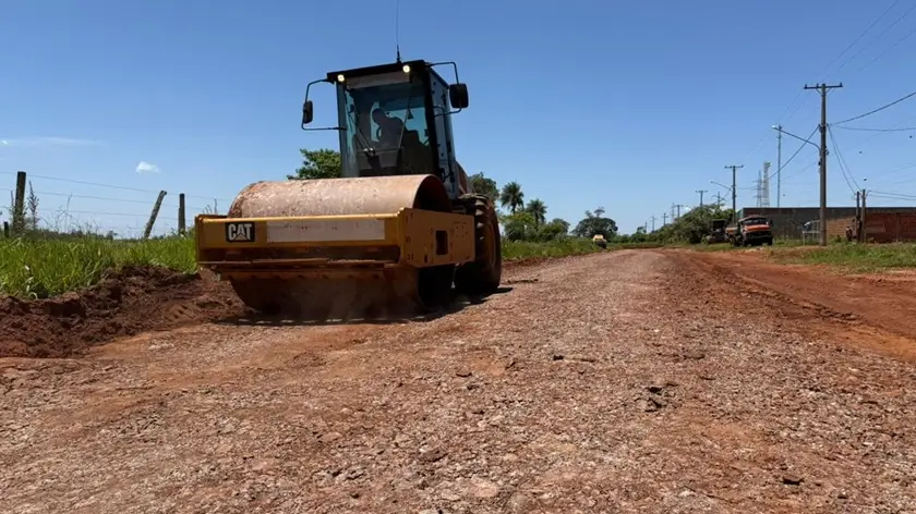 Prefeitura de Caarapó realiza melhoria emergencial nas vias mais afetadas do Polo Industrial após semanas de chuvas intensas