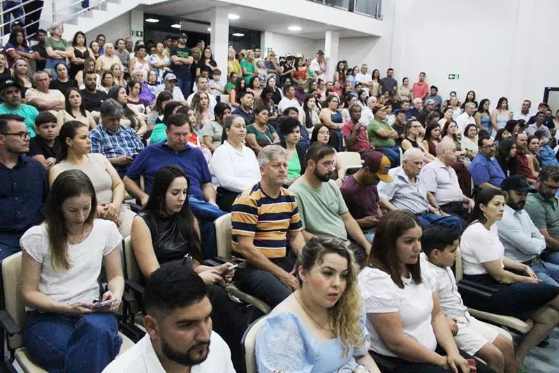 Em sessão com a Câmara lotada Heliomar Klabunde assume seu terceiro mandato como prefeito em Paranhos Em sessão com a Câmara lotada Heliomar Klabunde assume seu terceiro mandato como prefeito em Paranhos
