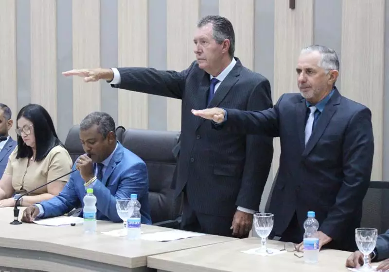 Em sessão com a Câmara lotada Heliomar Klabunde assume seu terceiro mandato como prefeito em Paranhos Em sessão com a Câmara lotada Heliomar Klabunde assume seu terceiro mandato como prefeito em Paranhos