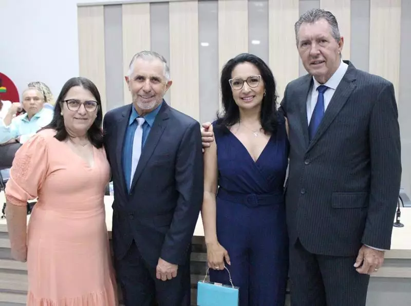 Em sessão com a Câmara lotada Heliomar Klabunde assume seu terceiro mandato como prefeito em Paranhos Em sessão com a Câmara lotada Heliomar Klabunde assume seu terceiro mandato como prefeito em Paranhos