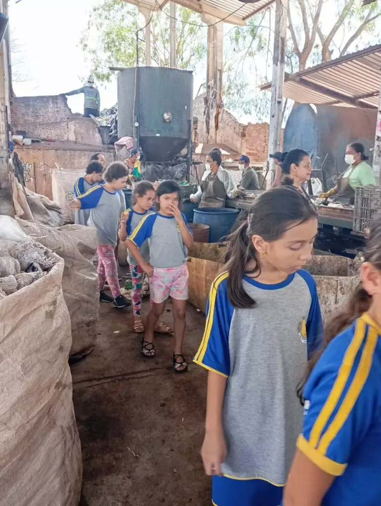 Iguatemi: Alunos do 2º ano da Escola Municipal Tancredo Neves participam de palestra sobre resíduos sólidos na Cooperativa de Reciclagem-Cooperci Iguatemi: Alunos do 2º ano da Escola Municipal Tancredo Neves participam de palestra sobre resíduos sólidos na Cooperativa de Reciclagem-Cooperci