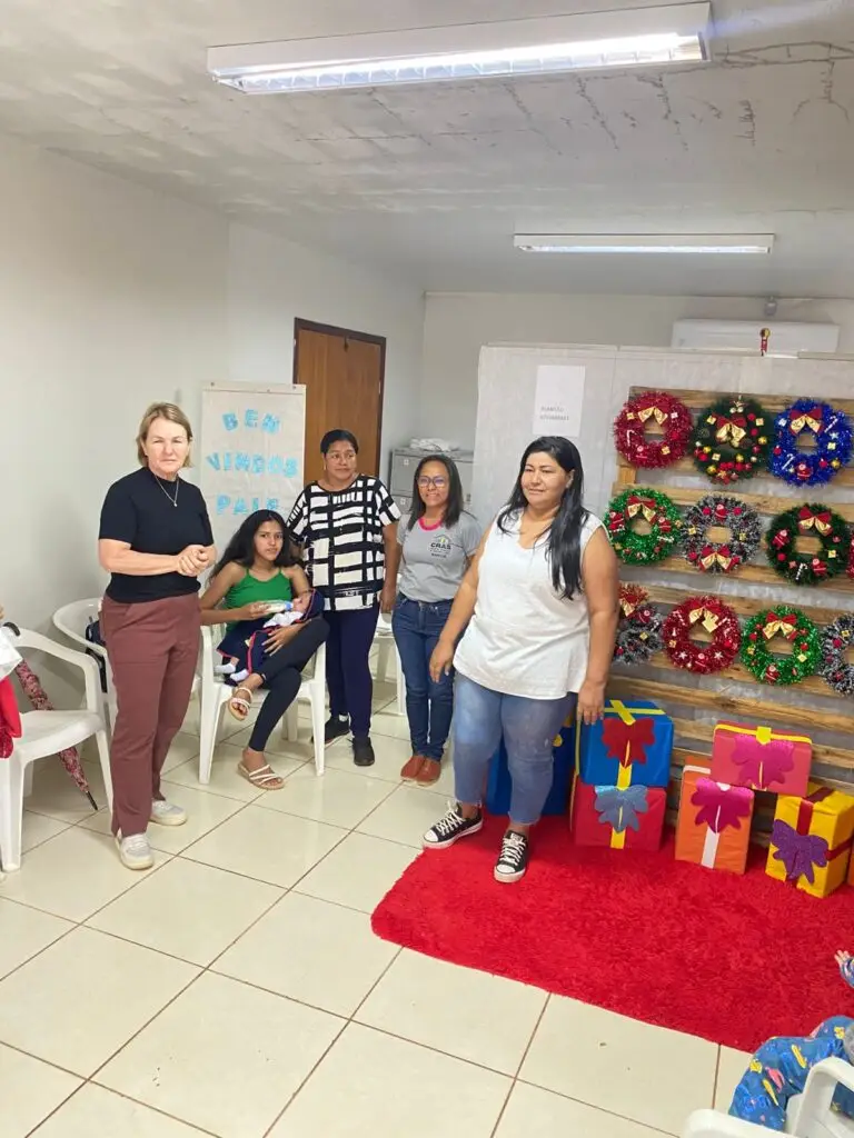 Iguatemi: Assistência Social promove oficina para confecção de guirlandas, com mães do Programa Criança Feliz Iguatemi: Assistência Social promove oficina para confecção de guirlandas, com mães do Programa Criança Feliz