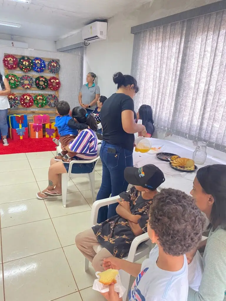 Iguatemi: Assistência Social promove oficina para confecção de guirlandas, com mães do Programa Criança Feliz Iguatemi: Assistência Social promove oficina para confecção de guirlandas, com mães do Programa Criança Feliz