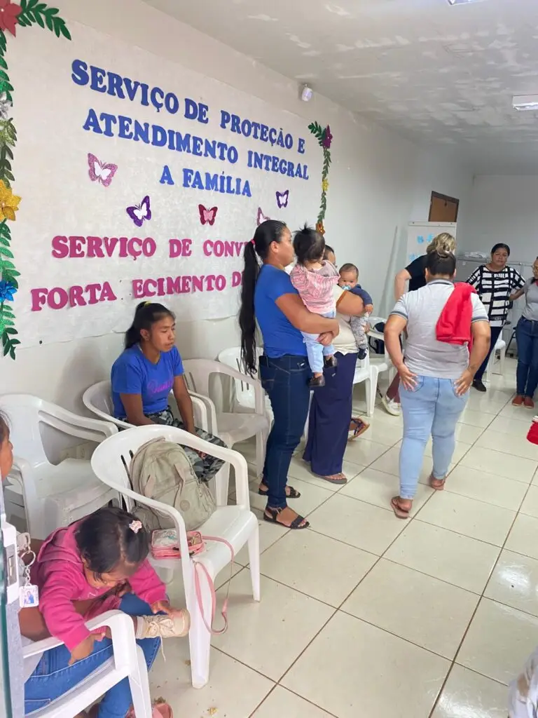 Iguatemi: Assistência Social promove oficina para confecção de guirlandas, com mães do Programa Criança Feliz Iguatemi: Assistência Social promove oficina para confecção de guirlandas, com mães do Programa Criança Feliz