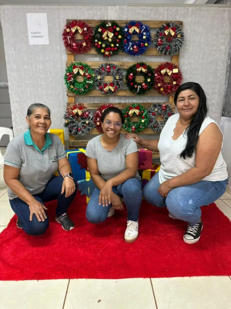 Iguatemi: Assistência Social promove oficina para confecção de guirlandas, com mães do Programa Criança Feliz Iguatemi: Assistência Social promove oficina para confecção de guirlandas, com mães do Programa Criança Feliz