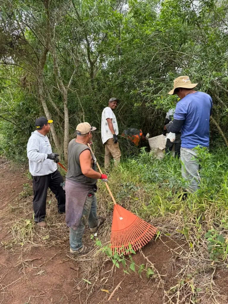 Prefeitura de Amambai realiza ação conjunta para interromper acesso irregular e limpar margens do Córrego Areião Prefeitura de Amambai realiza ação conjunta para interromper acesso irregular e limpar margens do Córrego Areião
