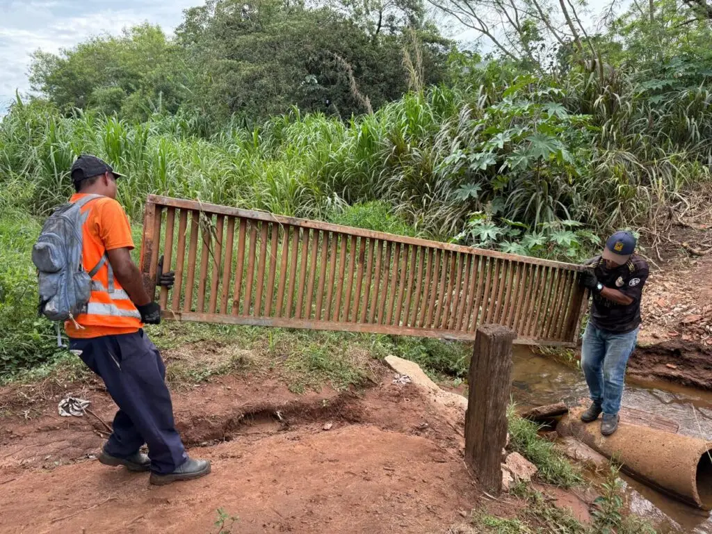 Prefeitura de Amambai realiza ação conjunta para interromper acesso irregular e limpar margens do Córrego Areião Prefeitura de Amambai realiza ação conjunta para interromper acesso irregular e limpar margens do Córrego Areião