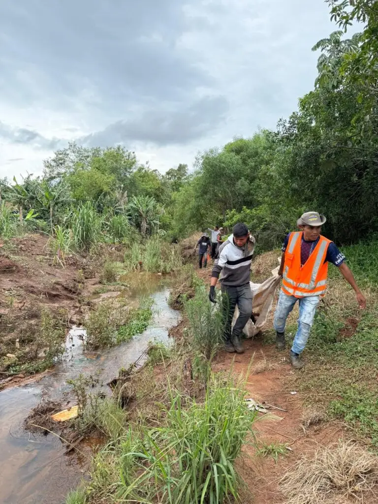 Prefeitura de Amambai realiza ação conjunta para interromper acesso irregular e limpar margens do Córrego Areião Prefeitura de Amambai realiza ação conjunta para interromper acesso irregular e limpar margens do Córrego Areião