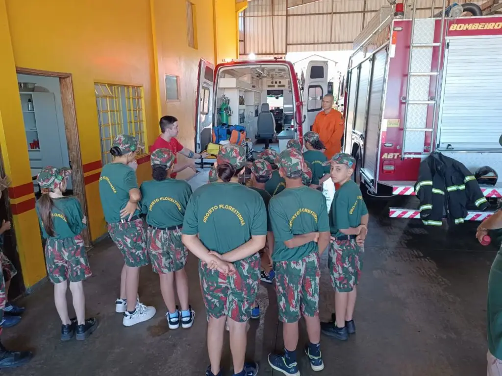 Em ação comemorativa, Alunos do Projeto Florestinha visitam Corpo de Bombeiros em Amambai
