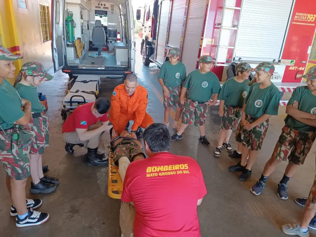 Em ação comemorativa, Alunos do Projeto Florestinha visitam Corpo de Bombeiros em Amambai
