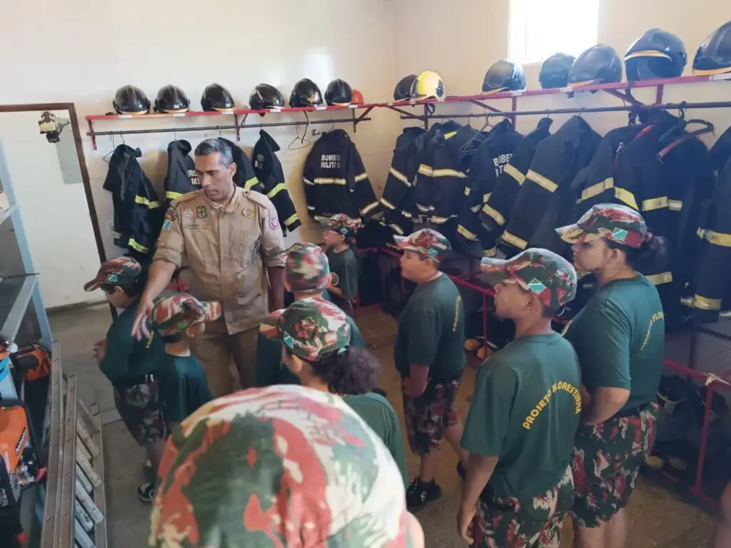 Em ação comemorativa, Alunos do Projeto Florestinha visitam Corpo de Bombeiros em Amambai