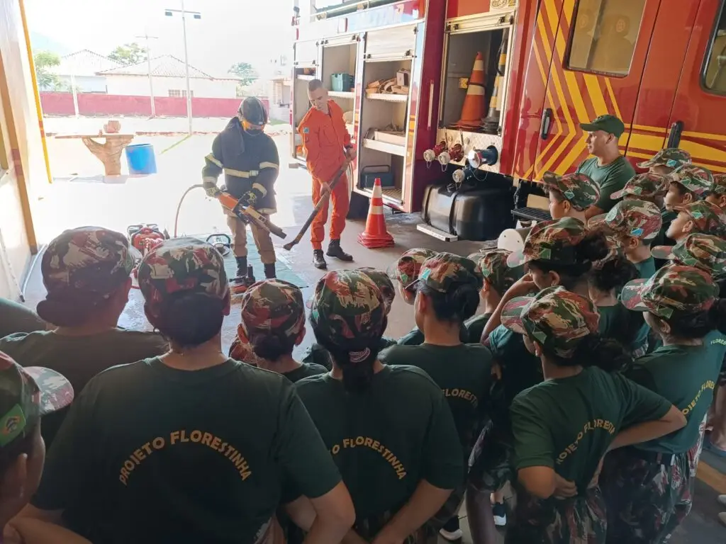 Em ação comemorativa, Alunos do Projeto Florestinha visitam Corpo de Bombeiros em Amambai