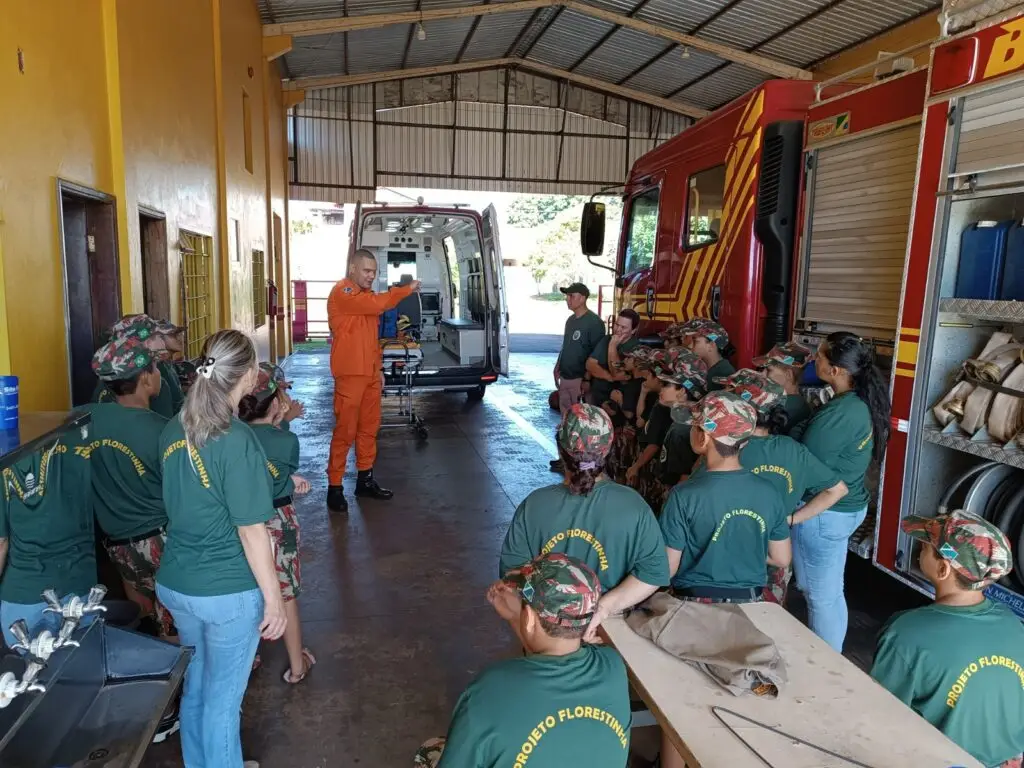 Em ação comemorativa, Alunos do Projeto Florestinha visitam Corpo de Bombeiros em Amambai