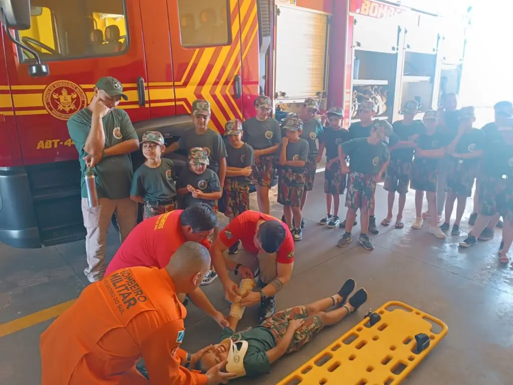 Em ação comemorativa, Alunos do Projeto Florestinha visitam Corpo de Bombeiros em Amambai