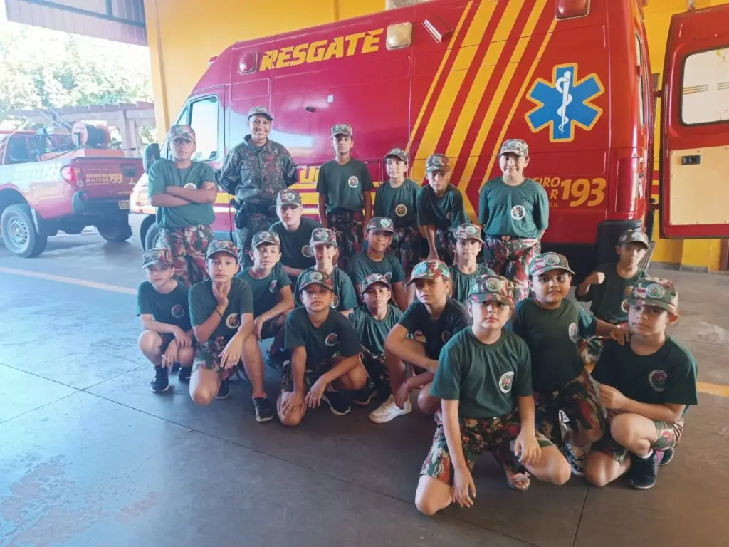 Em ação comemorativa, Alunos do Projeto Florestinha visitam Corpo de Bombeiros em Amambai