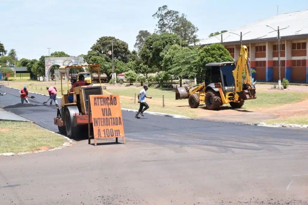 Prefeito Dr. Lídio Ledesma vistoria obras de recapeamento asfáltico em Iguatemi