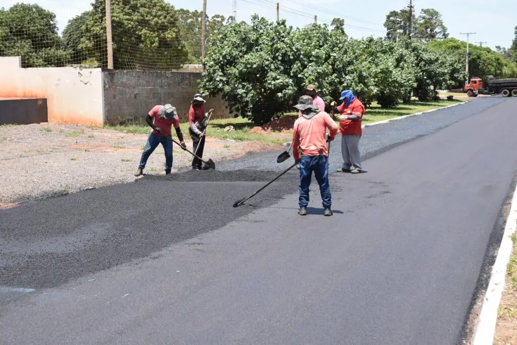 Prefeito Dr. Lídio Ledesma vistoria obras de recapeamento asfáltico em Iguatemi