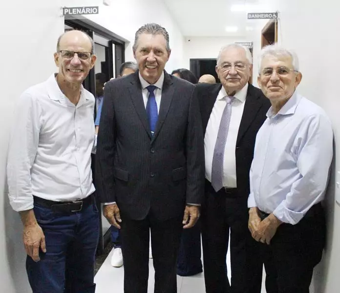 Em sessão com a Câmara lotada Heliomar Klabunde assume seu terceiro mandato como prefeito em Paranhos Em sessão com a Câmara lotada Heliomar Klabunde assume seu terceiro mandato como prefeito em Paranhos