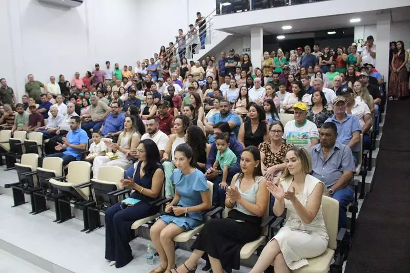 Em sessão com a Câmara lotada Heliomar Klabunde assume seu terceiro mandato como prefeito em Paranhos Em sessão com a Câmara lotada Heliomar Klabunde assume seu terceiro mandato como prefeito em Paranhos