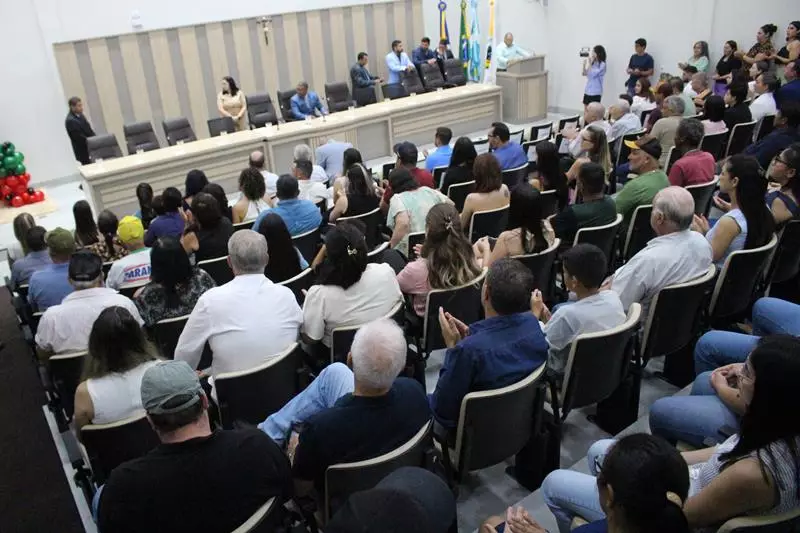 Em sessão com a Câmara lotada Heliomar Klabunde assume seu terceiro mandato como prefeito em Paranhos Em sessão com a Câmara lotada Heliomar Klabunde assume seu terceiro mandato como prefeito em Paranhos