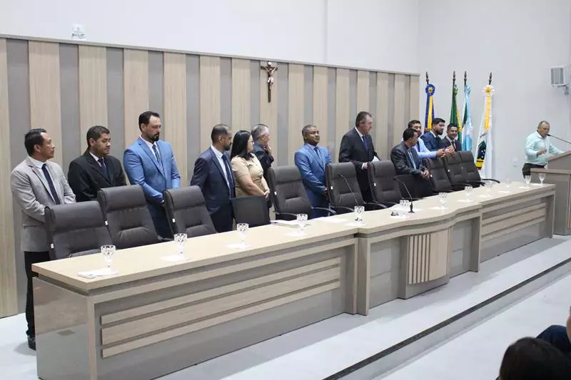 Em sessão com a Câmara lotada Heliomar Klabunde assume seu terceiro mandato como prefeito em Paranhos Em sessão com a Câmara lotada Heliomar Klabunde assume seu terceiro mandato como prefeito em Paranhos