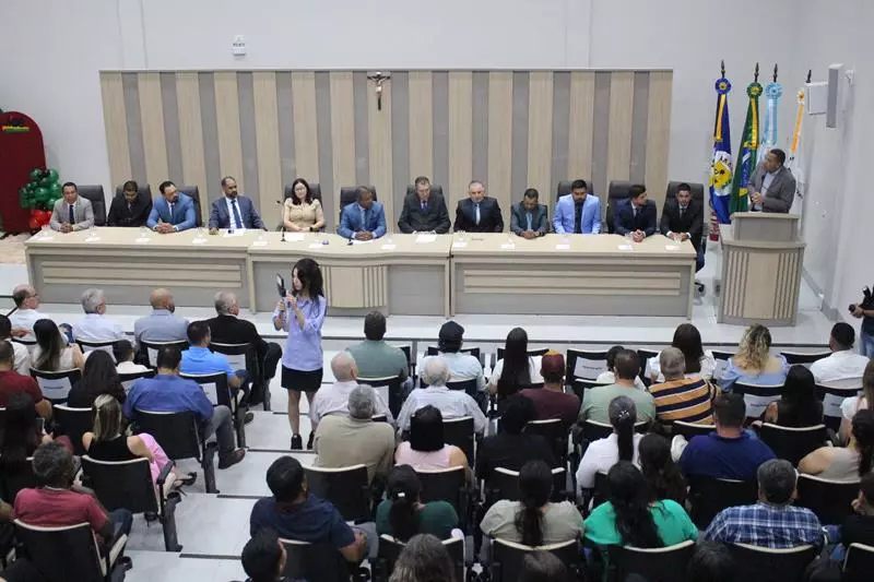 Em sessão com a Câmara lotada Heliomar Klabunde assume seu terceiro mandato como prefeito em Paranhos Em sessão com a Câmara lotada Heliomar Klabunde assume seu terceiro mandato como prefeito em Paranhos