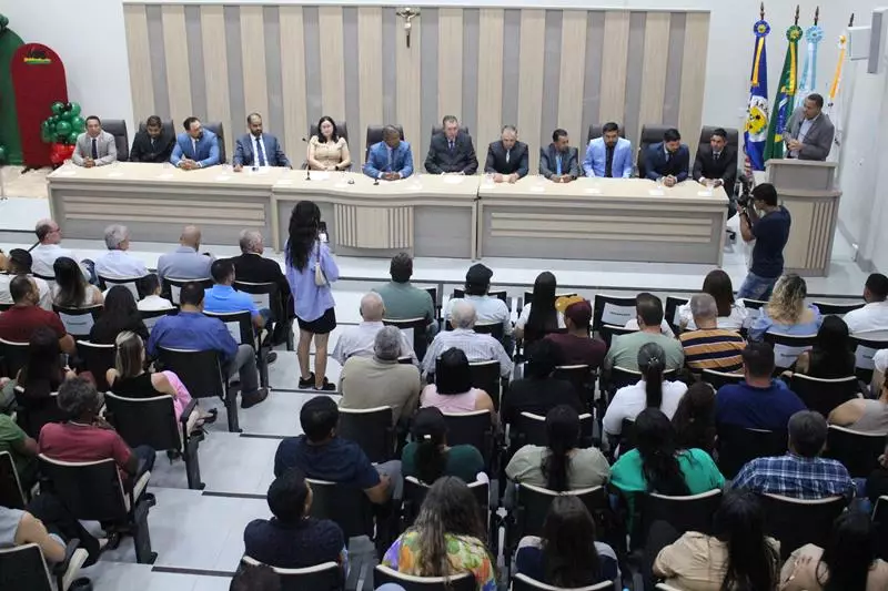 Em sessão com a Câmara lotada Heliomar Klabunde assume seu terceiro mandato como prefeito em Paranhos Em sessão com a Câmara lotada Heliomar Klabunde assume seu terceiro mandato como prefeito em Paranhos