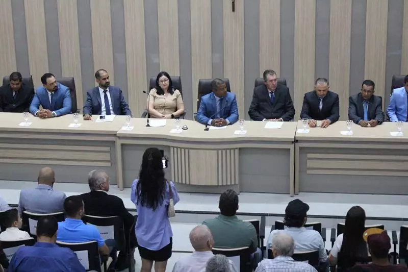 Em sessão com a Câmara lotada Heliomar Klabunde assume seu terceiro mandato como prefeito em Paranhos Em sessão com a Câmara lotada Heliomar Klabunde assume seu terceiro mandato como prefeito em Paranhos