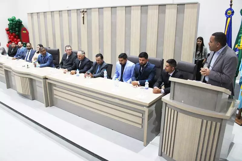 Em sessão com a Câmara lotada Heliomar Klabunde assume seu terceiro mandato como prefeito em Paranhos Em sessão com a Câmara lotada Heliomar Klabunde assume seu terceiro mandato como prefeito em Paranhos